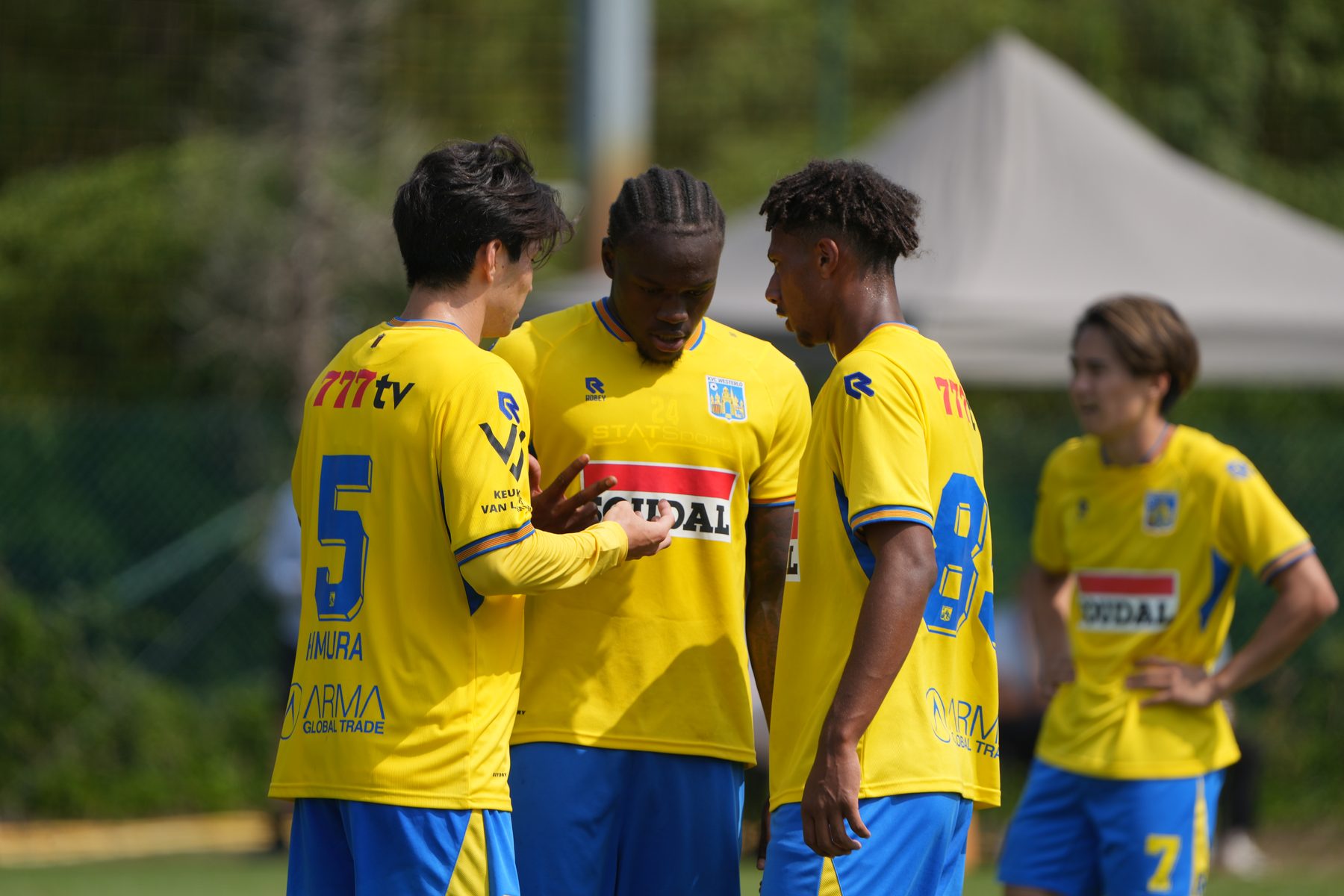 Spelers van KVC Westerlo in het nieuwe tenue